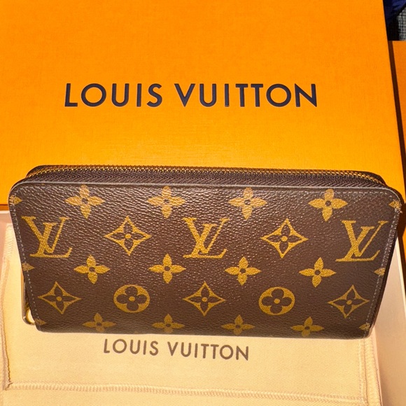 Louis Vuitton's Zippy Organizer Wallet - Picture 1 of 12
